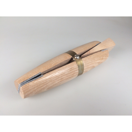 Drevená svorka s klynom